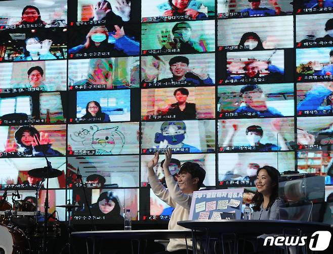 지난해 서울 서대문구 연세대학교 백주년기념관에서 열린 신입생 비대면 오리엔테이션(OT)에서 참가자들이 인사하고 있다. 2021.2.19/뉴스1 ⓒ News1 신웅수 기자
