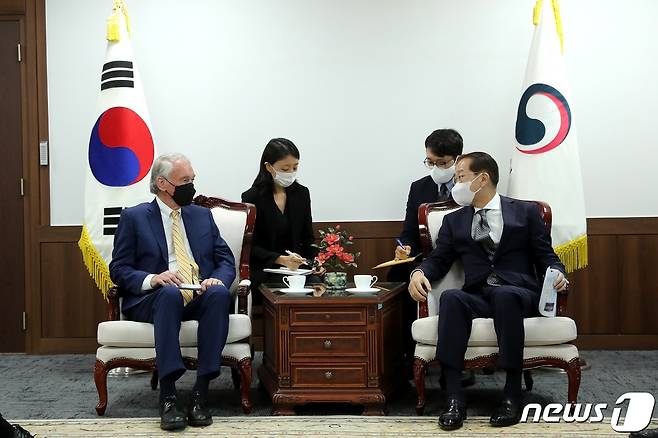 통일부는 13일 권영세 통일부 장관이 전날 오후 에드워드 마키 미국 상원의원과 면담했다고 밝혔다. (사진=통일부 제공)