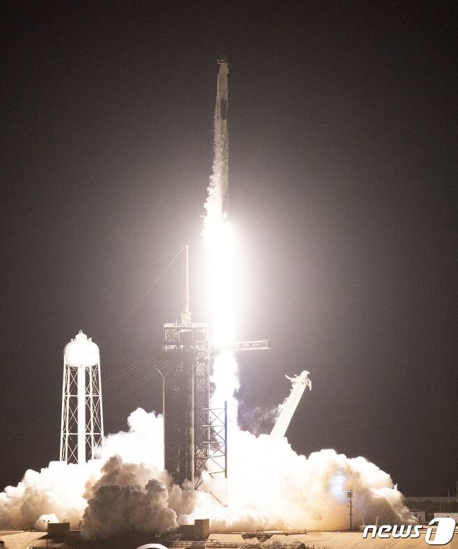 미국 스페이스X의 우주선 '크루 드래건'을 탑재한 팰컨9 로켓이 지난해 9월15일(현지시간) 플로리다주 케이프 커내버럴의 케네디 우주센터에서 발사되고 있다. ⓒ AFP=뉴스1 ⓒ News1 우동명 기자