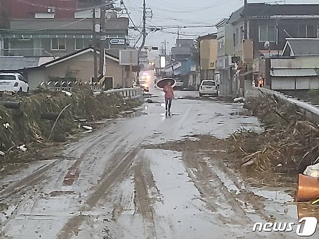 부여군 은산면 시가지에서 걸어나온 한 주민이 다리에 서서 은산천 하류 방향을 바라보고 있다. ⓒ News1