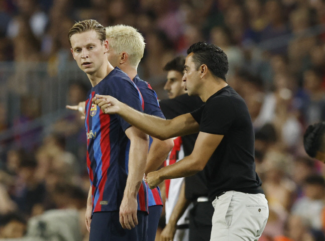 FC바르셀로나의 사비 에르난데스(오른쪽) 감독이 후반 15분 프렝키 더 용을 투입시키며 뭔가 지시를 내리고 있다. 바르셀로나|로이터 연합뉴스