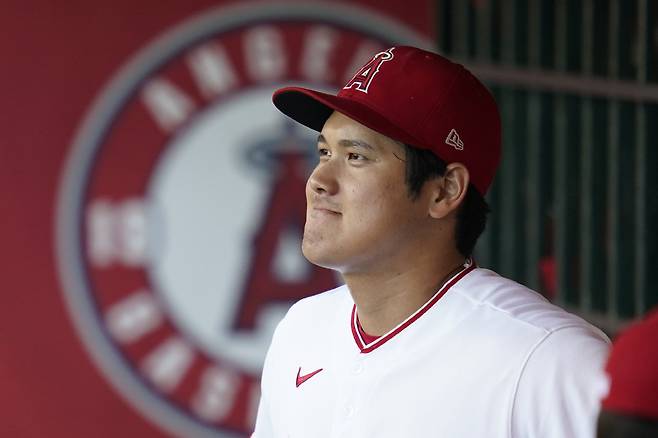 LA 에인절스 오타니 쇼헤이가 13일 미네소타 트윈스전 도중 그라운드를 향해 미소짓고 있다. AP연합뉴스