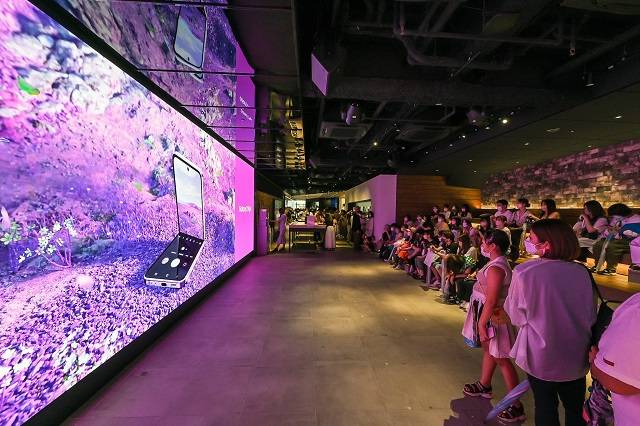 일본 도쿄의 갤럭시 하라주쿠(쇼케이스)에서 소비자들이 '갤럭시 Z 플립4 X BTS' 디지털 영상을 관람하고 있다. /삼성전자 제공