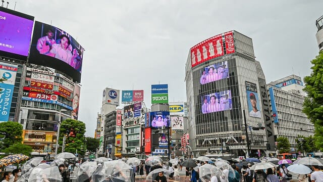 일본 도쿄 시부야 역 앞 대형 교차로 일대에서 상영된 '갤럭시Z플립4 X BTS' 영상. (사진=삼성전자)