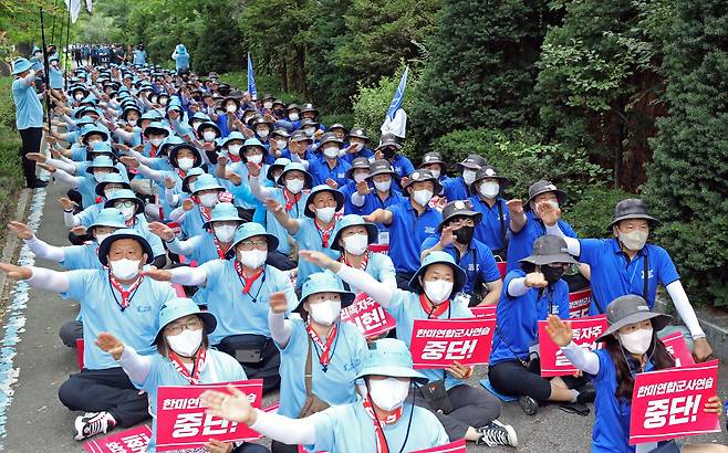 전국민주노동조합총연맹, 한국노동조합총연맹, 중앙통일선봉대 조합원들이 13일 오전 서울 용산구 용산미군기지 3번게이트 앞에서 민주노총·한국노총·조선직업총동맹 중앙위원회 '남북노동자 3단체 결의대회'를 열고 민중 의례를 하고 있다. /뉴시스