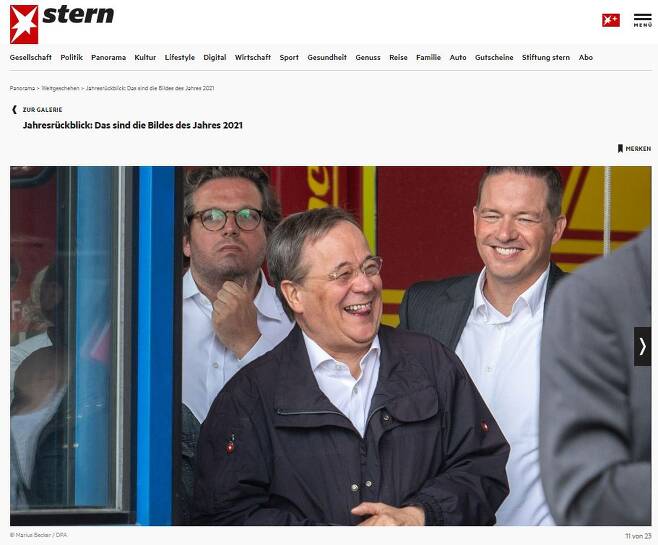 지난해 7월 독일의 수해 지역을 찾은 아르민 라셰트 집권 기독민주당 대표가 웃는 모습이 '2021의 사진'으로 선정됐다. /Stern