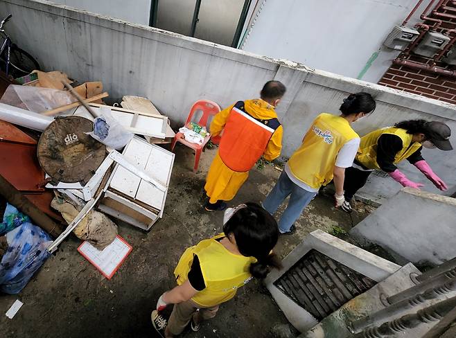 13일 오전 11시 30분쯤. 서울 관악구 신림동 침수 피해 현장에서 자원봉사자들이 수해 복구 자원봉사활동을 하고 있다. /김태호 기자