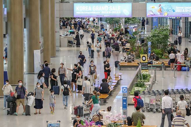 5일 인천국제공항 제1여객터미널 입국장이 여행객들로 붐비고 있다. /뉴스1