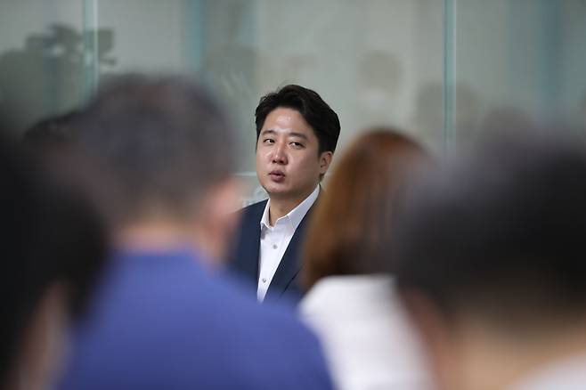 이준석 국민의힘 대표가 13일 서울 여의도 국회 소통관에서 기자들의 질문에 답하고 있다. 이 대표는 당 중앙윤리위원회로부터 당원권 정지 6개월 중징계를 받은 이후 36일만인 이날 처음으로 공식 석상에 모습을 드러냈다. /뉴스1