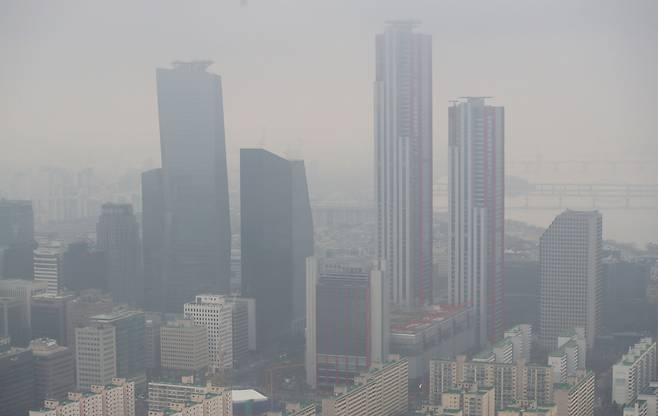 서울 여의도 63스퀘어에서 바라본 흐린 날씨 속 여의도 증권가. /뉴스1