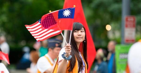 미국 워싱턴DC에서 열린 메모리얼데이 행사에서 한 행인이 미국과 대만 깃발을 들고 행진하고 있다. /AP=연합뉴스
