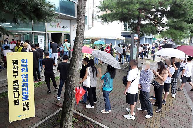 광주 광산구 하남산업단지 혁신지원센터에서 코로나19 백신접종을 희망하는 불법체류 외국인이 임시관리번호 부여 순서를 기다리고 있다. /광주 광산구 제공=연합뉴스