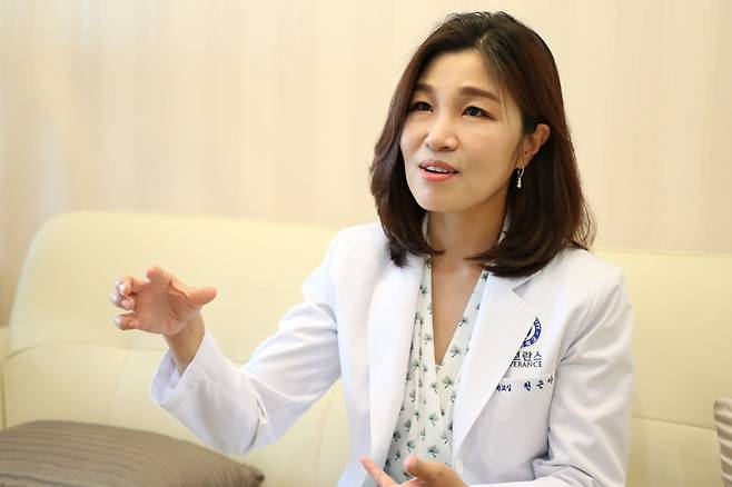 드라마 '이상한 변호사 우영우'가 신드롬급 인기를 모으면서 자폐스펙트럼 장애에 대한 관심 또한 커지고 있다. 지난 19일 천근아 연세대 세브란스병원 소아정신과 과장이 이와 관련 조선비즈와 인터뷰를 갖고 자폐스펙트럼 장애와 관련 이야기를 하고 있다. /남강호 기자