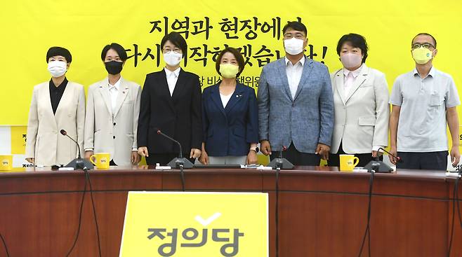 이은주 정의당 비상대책위원장(왼쪽네번째)이 11일 오전 서울 여의도 국회를 내방한 진보당 윤희숙 신임 상임대표(왼쪽세번째)를 접견하며 기념촬영을 하고 있다. /연합뉴스