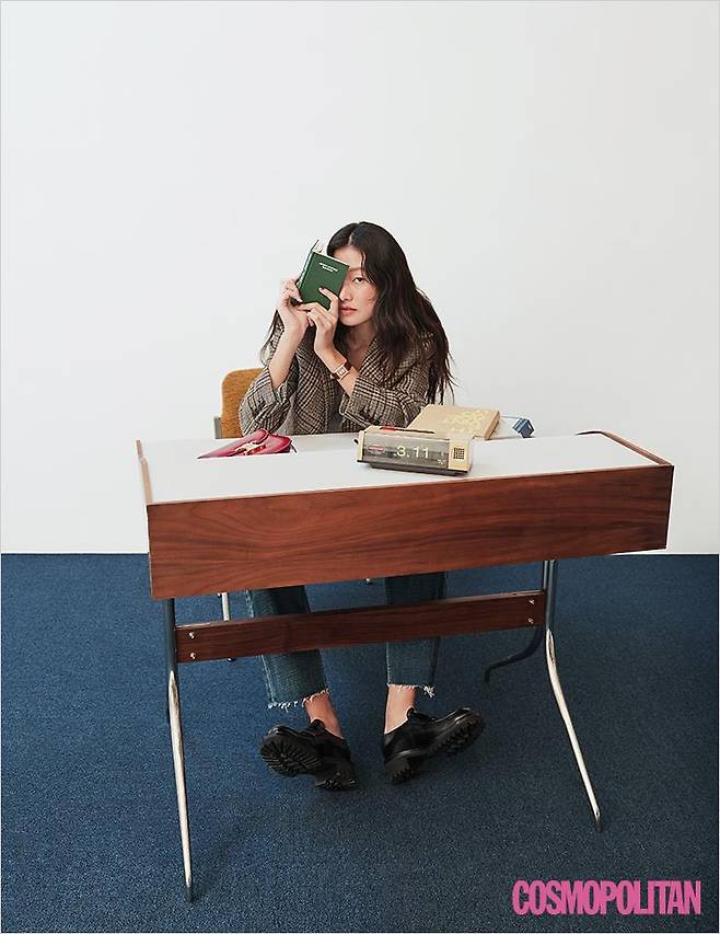 블레이저와 가죽 스트랩 워치가 선사하는 타임리스 클래식. 블레이저, 이너 톱, 데님 팬츠, 테이블 위에 놓인 숄더백 모두 가격미정 셀린느. 탱크 루이 워치 1천만원대 까르띠에. 로퍼 가격미정 처치스.