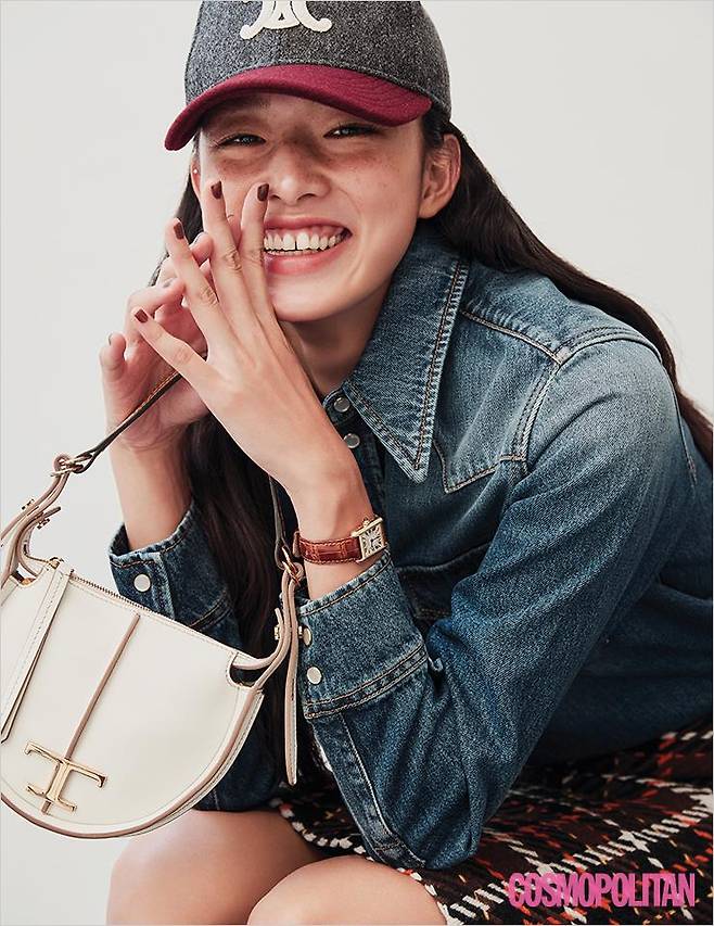 청춘의 멋과 표상인 데님은 프레피 룩에 빠질 수 없는 요소다. 데님 셔츠 80만원대, 스커트 70만원대, 미니 백 1백80만원대 모두 토즈. 볼캡 가격미정 셀린느. 탱크 루이 워치 1천만원대 까르띠에.