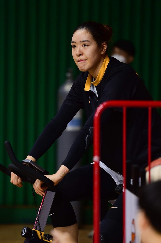 공황장애 초기 증세로 한국 여자농구대표팀에서 하차한 간판센터 박지수(24). WKBL 제공