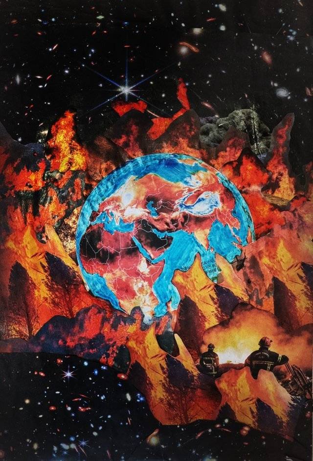 제임스웹 카메라가 공개한 우주의 모습을 배경으로 신문에 인쇄된 지구촌 가뭄과 산불 사진을 콜라주 기법으로 붙여 지구의 모습을 
만들었습니다. 인류에게 지금 필요한 것은 우주의 신비를 풀어주는 카메라가 아니라 당면한 지구의 위기를 보여주는 카메라가 더 필요할
 때입니다.