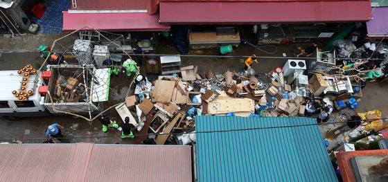 10일 서울 동작구 남성사계시장에서 동작구청 직원들과 새마을지도자들이 수해 복구 작업을 하고 있다. 2022.8.10 뉴스1