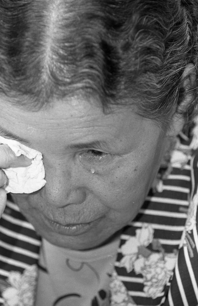 1991년 8월14일 김학순 할머니가 일본군 위안부로 겪었던 피해를 국내 거주 피해자 가운데 최초로 증언하며 눈물을 흘리고 있다. 한겨레 자료사진