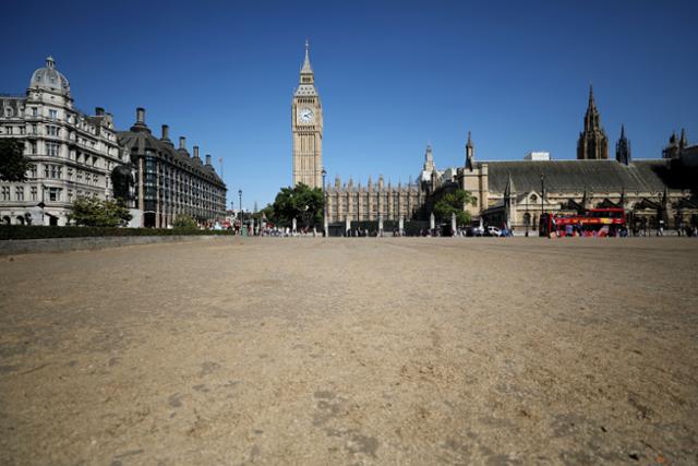 영국에서 최악의 폭염과 가뭄이 이어지는 가운데, 13일 햇빛이 쏟아지는 런던 의회광장이 찾는 이가 없어 한산하다. 런던=신화 연합뉴스