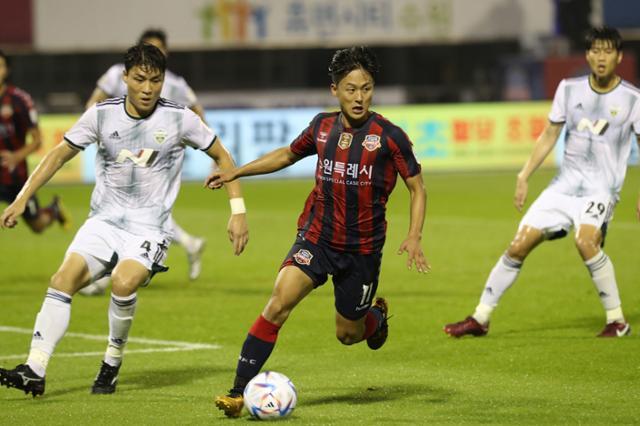 수원FC의 이승우(오른쪽 두 번째)가 10일 경기 수원종합운동장에서 열린 하나원큐 K리그1 2022 전북 현대와의 경기에서 돌파를 시도하고 있다. 뉴스1