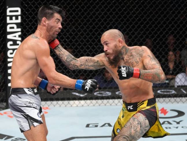 말론 베라(오른쪽)가 오른손 펀치를 시도하고 있다. [사진 UFC]