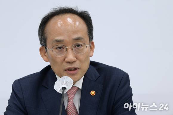 추경호 경제부총리 겸 기획재정부 장관이 내년 본예산 총지출 규모를 올해보다 줄이겠다고 밝혔다. 사진은 추경호 경제부총리 겸 기획재정부 장관. [사진=아이뉴스24 DB]