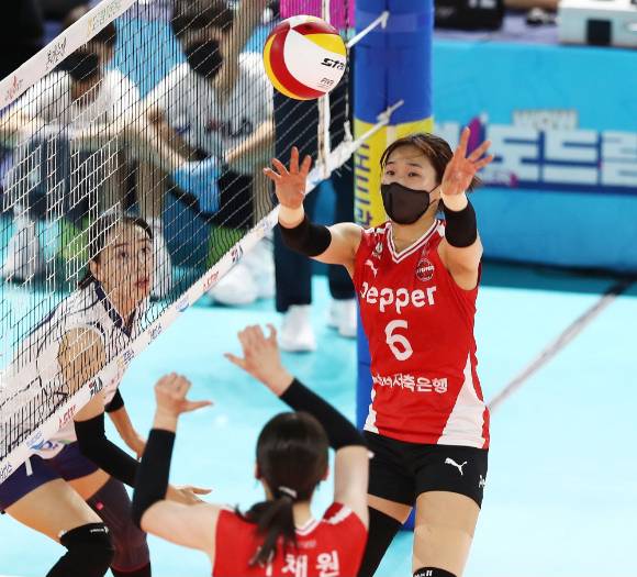 페퍼저축은행 세터 이고은이 14일 열린 2022 순천·도드람컵 프로배구대회 여자부 B조 한국도로공사와 경기 도중 미들 블로커 서채원에게 속공 패스(토스)를 보내고 있다. [사진=발리볼코리아닷컴]