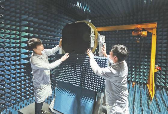 경기도 용인시 한화시스템 연구소 연구진이 KF-21 보라매에서 달 AESA 레이더 점검하고 있다. 연합