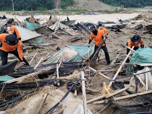 ▲ 지난 9일 강원 원주시 부론면에서 노부부가 실종된 후 수색 닷새째인 13일 집중폭우로 불어난 섬강 수위가 낮아져 바닥이 드러나면서 소방대원들이 정밀 수색에 나서고 있다. [원주소방서 제공]