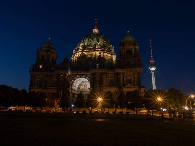 독일 수도 베를린에 있는 베를린 대성당이 지난달 27일(현지시간) 에너지 절약 시책에 따라 어둠에 싸여 있다. AP연합뉴스.