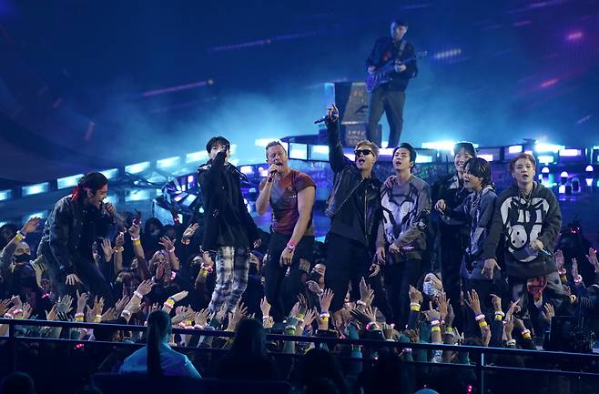 K-pop boy band BTS and British band Coldplay perform together during the 49th American Music Awards at the Microsoft Theater in Los Angeles on Nov.22, 2021. (Yonhap)