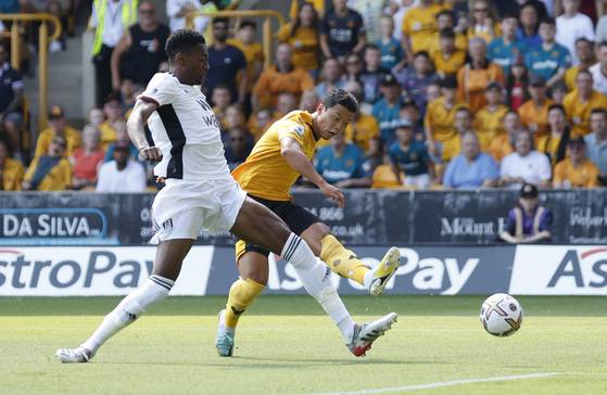 Wolverhampton Wanderers' Hwang Hee-chan tries at shot during a Premier League game against Fulham at Molineux Stadium in Wolverhampton, England on Saturday. [REUTERS/YONHAP]