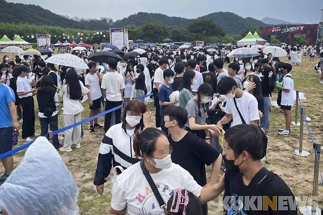 13일 오후 울산 중구 태화강국가정원에서 야외공연장에서 열린 '제15회 울산시 태화강 대숲 납량축제'를 찾은 관람객들이 호러 트레킹 체험 티켓을 구매하기 위해 오후 4시부터 줄을 서고 있다.