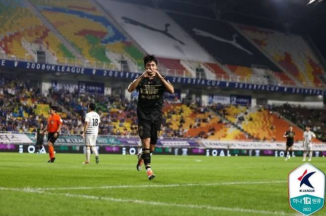 멀티골을 기록한 수원 공격수 전진우.&nbsp; &nbsp;한국프로축구연맹