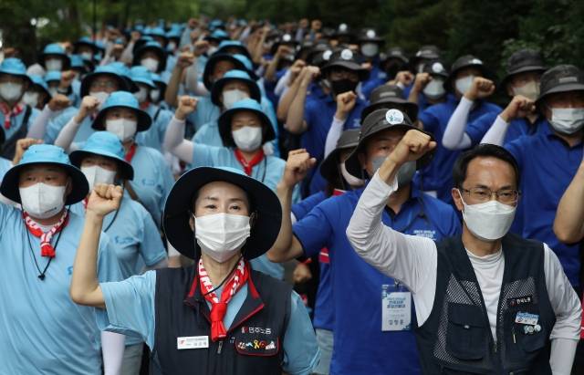 전국민주노총노동조합총연맹이 13일 오전 서울 용산구 용산미군기지 3번 게이트 앞에서 민중의례를 하고 있다. 뉴시스