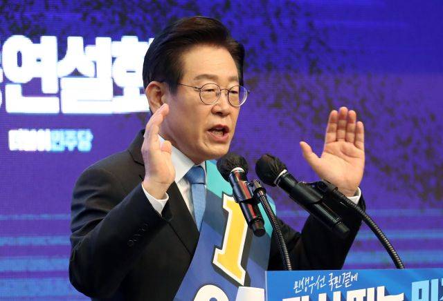 이재명 더불어민주당 당대표 후보가 14일 충남 공주 충남교통연수원에서 열린 순회경선에서 연설하고 있다. 연합뉴스