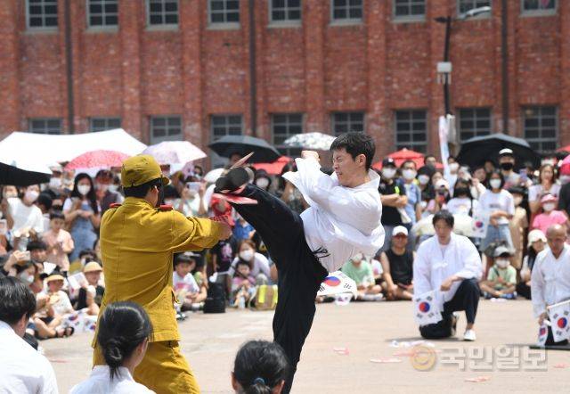 광복절을 하루 앞둔 14일 서울 서대문형무소역사관에서 미르메태권도시범단들이 화려한 태권도 공연을 펼치고 있다.