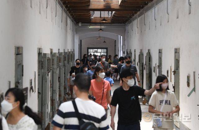광복절을 하루 앞둔 14일 시민들이 서울 서대문형무소역사관을 찾아 옥사 등을 둘러보고 있다.