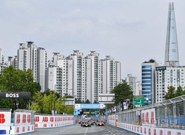 ABB 포뮬러 E 2022 월드 챔피언십 하나은행 서울 E-프리(E-PRIX) 16라운드 대회날인 14일 서울 송파구 잠실종합운동장 일대에 설치된 서킷에서 드라이버들이 스타팅 라인에서 출발하고 있다.