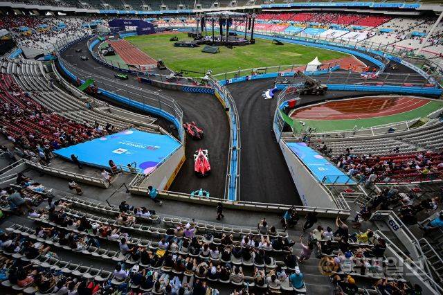 ABB 포뮬러 E 2022 월드 챔피언십 하나은행 서울 E-프리(E-PRIX) 16라운드 대회날인 14일 서울 송파구 잠실종합운동장 일대에 설치된 서킷에서 관중들이 열광하고 있다.