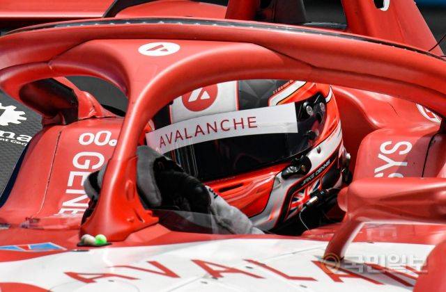 경주에 집중하고 있는 드라이버의 모습.