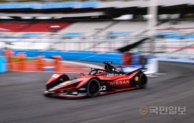 빠른 속도로 올림픽 주경기장을 빠져 나가고 있는 드라이버의 모습.