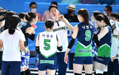 작전 지시하는 강성형 현대건설 감독[한국배구연맹 제공]