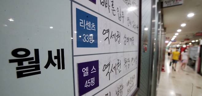 서울 아파트 임대차시장에서 전세의 월세화가 빠르게 이뤄지는 가운데 지난 6월 26일 서울의 한 부동산 공인중개사무소 외벽에 월세 안내판이 붙어있다. [김호영 기자]