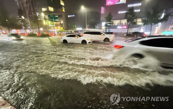 지난 8일 밤 서울 강남구 신사역 일대 도로가 물에 잠겨 있다. [사진 출처 = 연합뉴스]