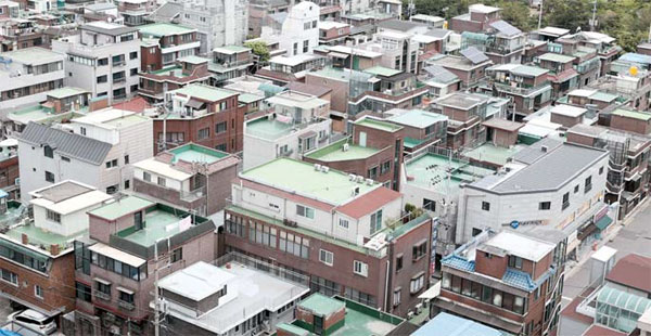 최근까지 투자 열풍이 불었던 연립·다세대주택 가격이 급락하면서 깡통전세에 대한 우려도 높아지고 있다. 사진은 서울 한 빌라촌 전경. [사진 출처 = 연합뉴스]