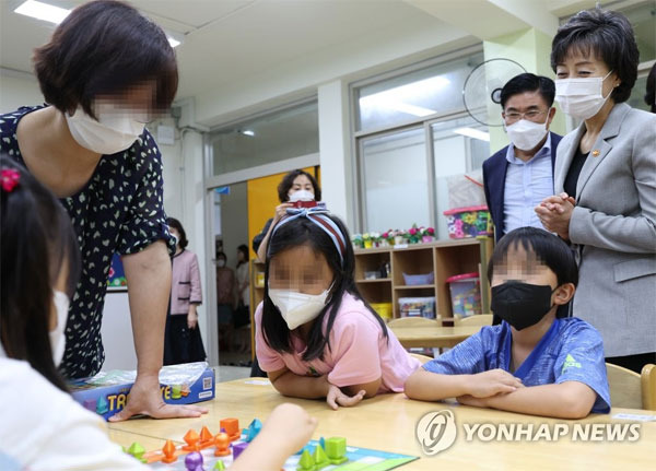 박순애 전 사회부총리 겸 교육부 장관이 지난달 14일 오후 서울 강서구 방화초등학교에서 돌봄교실을 둘러보고 있다. [사진 출처 = 연합뉴스]