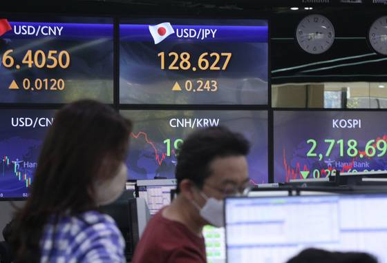 (서울=뉴스1) 신웅수 기자 = 20일 오후 서울 중구 하나은행 딜링룸 전광판에 달러/엔 환율이 표시되고 있다.  일본 엔화가 달러 대비 20년 만에 최저를 경신하며 밀렸다.  이날 오전 10시 40분 기준 달러/엔 환율(엔화 가치와 반대)은 0.29% 올라 129.27엔을 기록했다.  엔화 가치는 14거래일 연속 하락세를 이어가며 130엔을 향해 돌진하고 있다. 2022.4.20/뉴스1